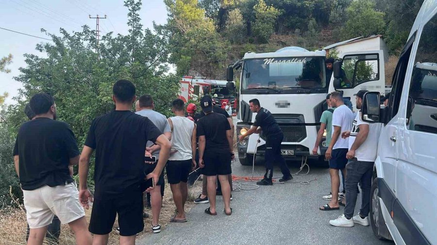 Sürücüsüyle Şarampolde Asılı Kalan Otomobil, Beton Mikserine Halatla Sabitlendi