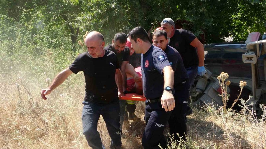 Devrilen Çekici Çınar Ağacına Takıldı Sürücü Araç İçinde Sıkıştı
