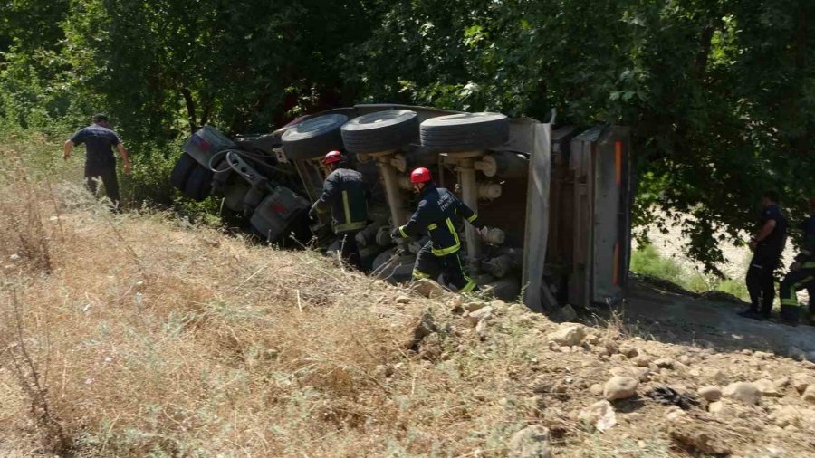 Devrilen Çekici Çınar Ağacına Takıldı Sürücü Araç İçinde Sıkıştı