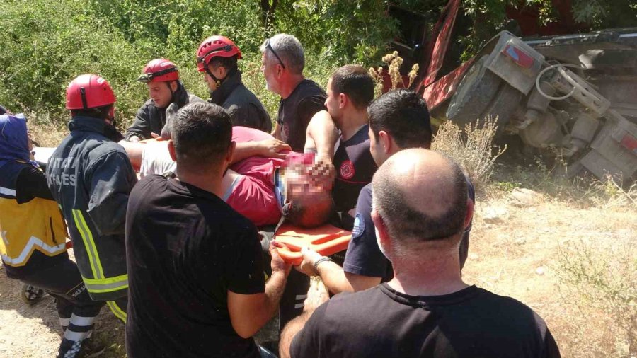 Devrilen Çekici Çınar Ağacına Takıldı Sürücü Araç İçinde Sıkıştı