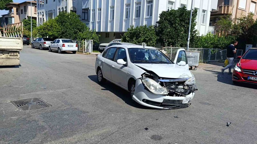 Kamyonet İle Otomobil Kavşakta Çarpıştı, Vatandaşlar ’sürekli Kaza Oluyor’ Diyerek Önlem Alınmasını İstedi