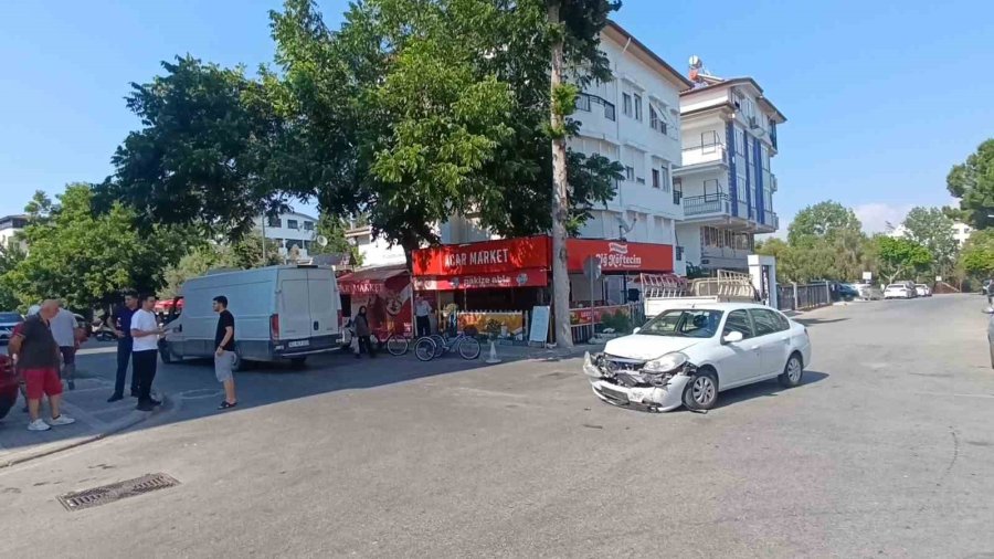 Kamyonet İle Otomobil Kavşakta Çarpıştı, Vatandaşlar ’sürekli Kaza Oluyor’ Diyerek Önlem Alınmasını İstedi