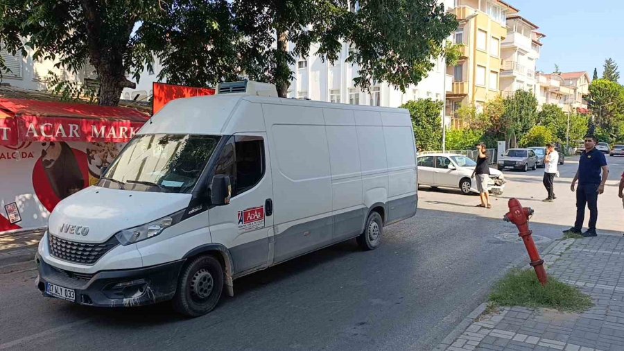 Kamyonet İle Otomobil Kavşakta Çarpıştı, Vatandaşlar ’sürekli Kaza Oluyor’ Diyerek Önlem Alınmasını İstedi