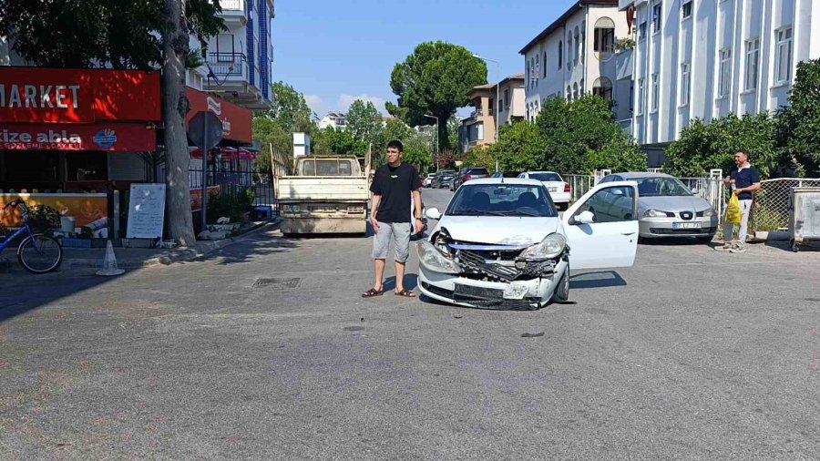 Kamyonet İle Otomobil Kavşakta Çarpıştı, Vatandaşlar ’sürekli Kaza Oluyor’ Diyerek Önlem Alınmasını İstedi