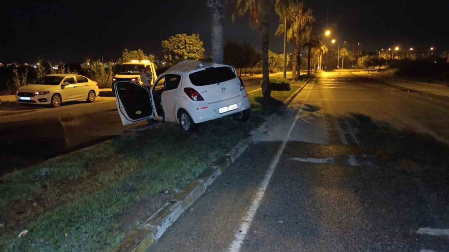 Refüjdeki Palmiyeye Çarpan Otomobilin Sürücüsü Yaralandı