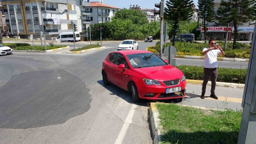 Otomobil Yaya Geçidine Çıktı, 2 Kişi Yaralandı