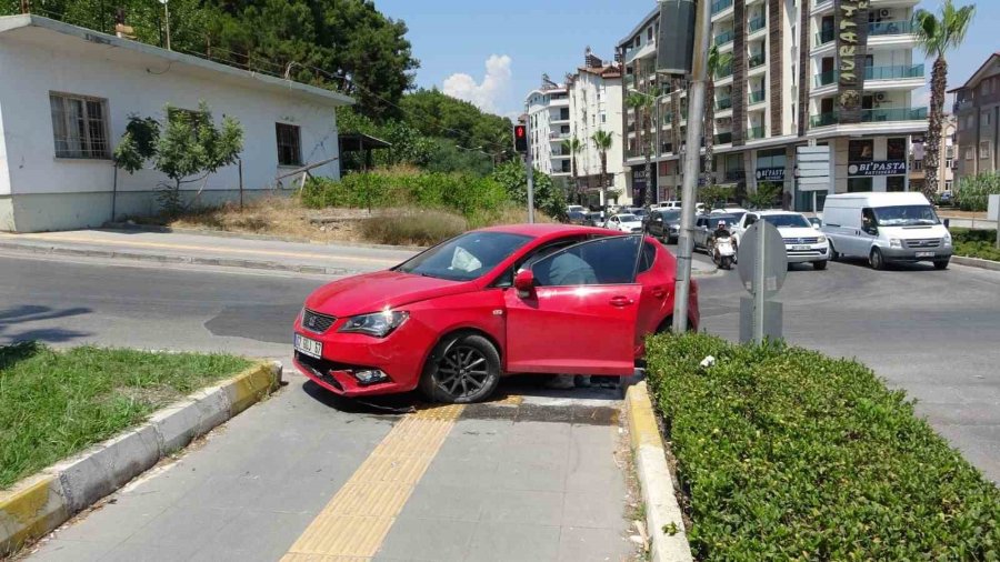 Otomobil Yaya Geçidine Çıktı, 2 Kişi Yaralandı