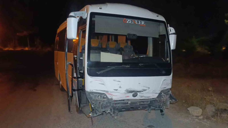 Antalya’da Midibüs Otomobille Çarpıştı: 6 Yaralı