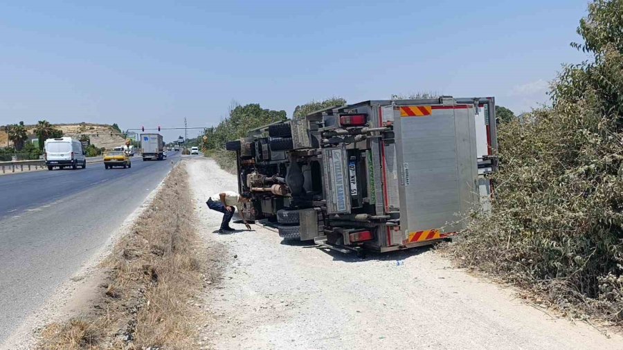 Devrilen Kamyondan Burnu Kanamadan Çıktı, Aracının Başında Ekipleri Bekledi