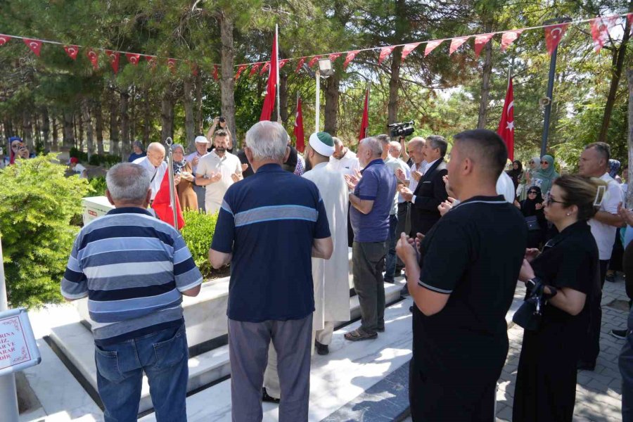 7 Yaşındaki Ömer Halis Demir, İsmini Taşıdığı Şehidi İlk Kez Ziyaret Etti
