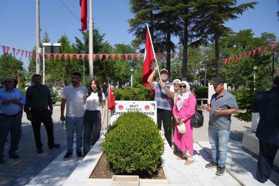 7 Yaşındaki Ömer Halis Demir, İsmini Taşıdığı Şehidi İlk Kez Ziyaret Etti