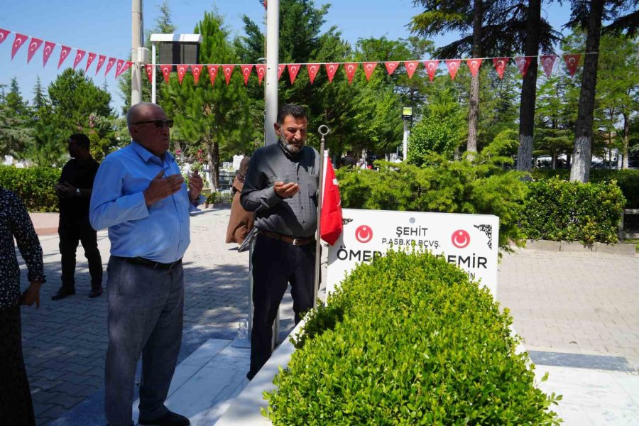 7 Yaşındaki Ömer Halis Demir, İsmini Taşıdığı Şehidi İlk Kez Ziyaret Etti