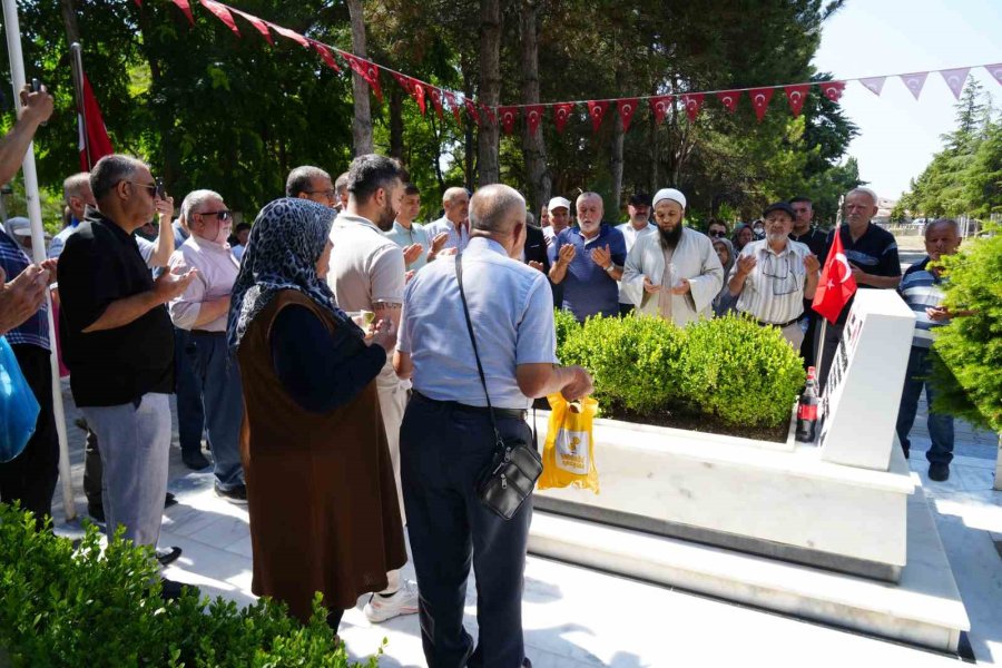 7 Yaşındaki Ömer Halis Demir, İsmini Taşıdığı Şehidi İlk Kez Ziyaret Etti