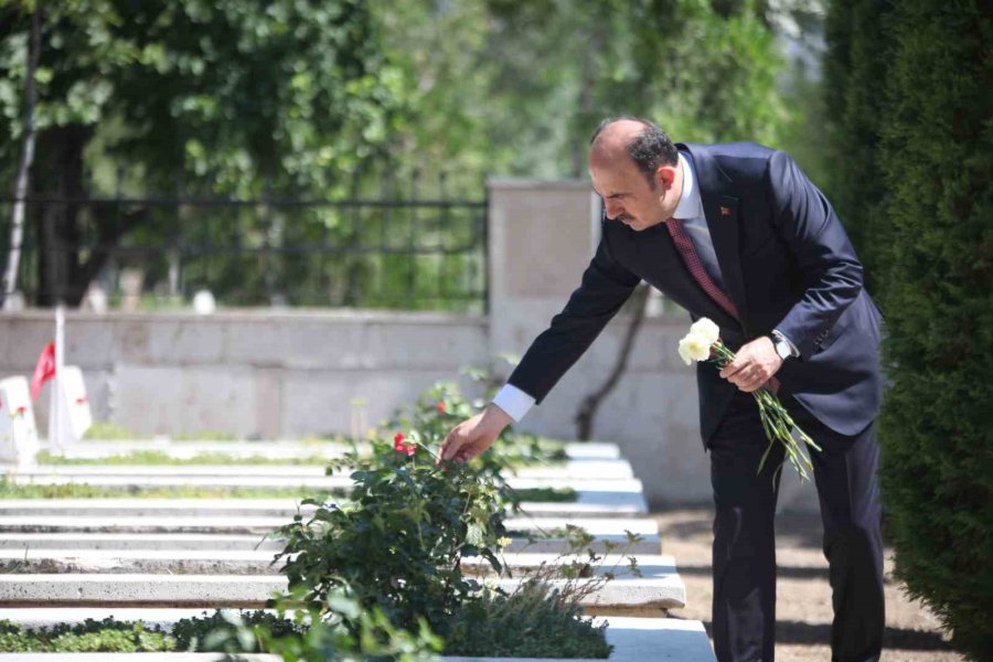 Konya’da 15 Temmuz Etkinliklerinde Şehitlik Ziyaret Edildi