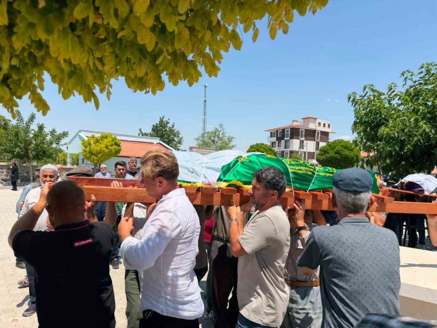 Cinayete Kurban Giden Anne Ve Kızına Acı Veda