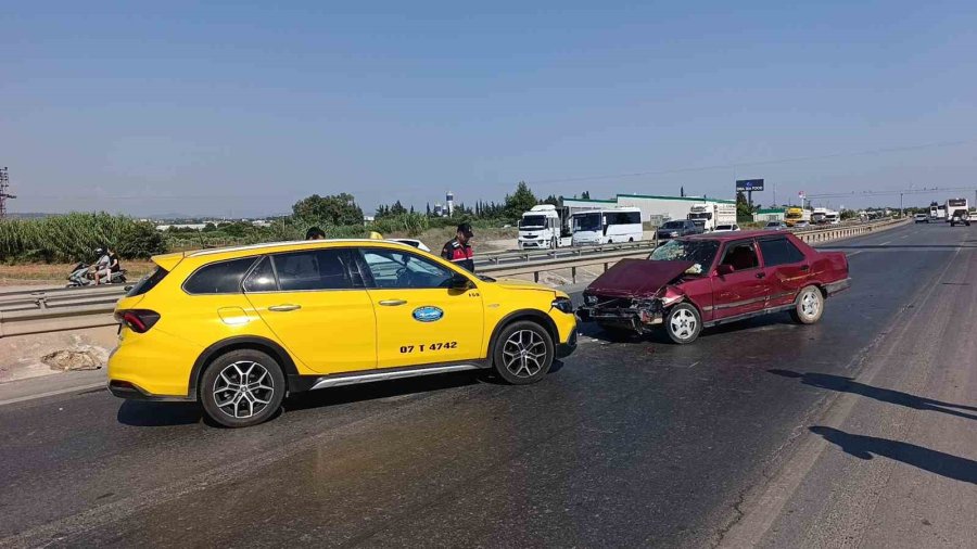 Alkollü Sürücü Önce Bariyerlere, Ardından Seyir Halindeki Taksiye Çarptı