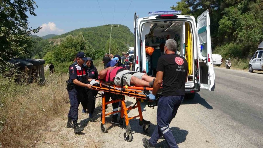 Devrilen Çekici Çınar Ağacına Takıldı Sürücü Araç İçinde Sıkıştı