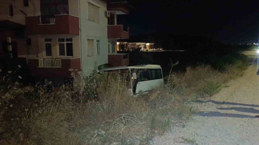 Antalya’da Midibüs Otomobille Çarpıştı: 6 Yaralı