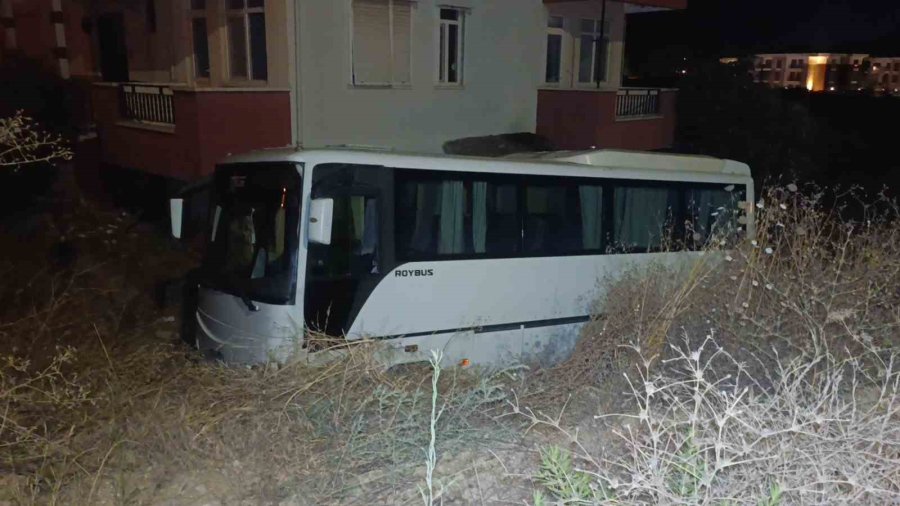Antalya’da Midibüs Otomobille Çarpıştı: 6 Yaralı