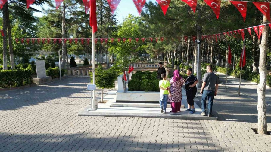 Türkiye’nin Dört Bir Yanından Şehit Ömer Halisdemir’in Kabrine Ziyaret