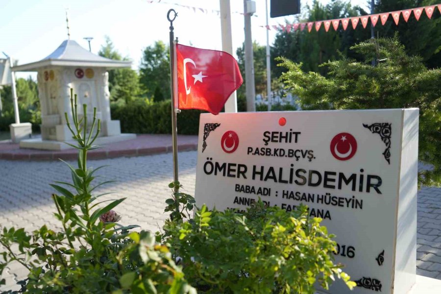 Türkiye’nin Dört Bir Yanından Şehit Ömer Halisdemir’in Kabrine Ziyaret