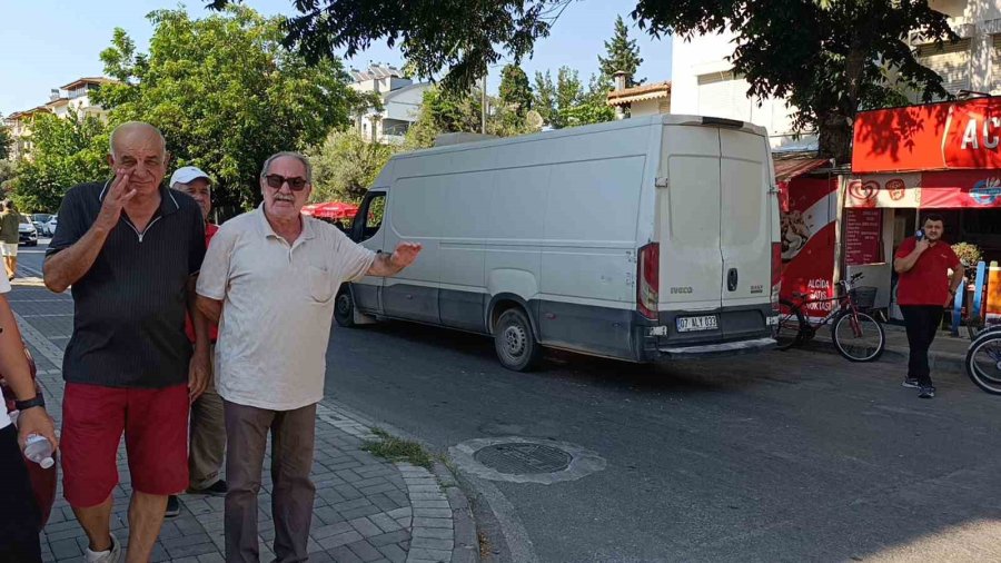 Kamyonet İle Otomobil Kavşakta Çarpıştı, Vatandaşlar ’sürekli Kaza Oluyor’ Diyerek Önlem Alınmasını İstedi