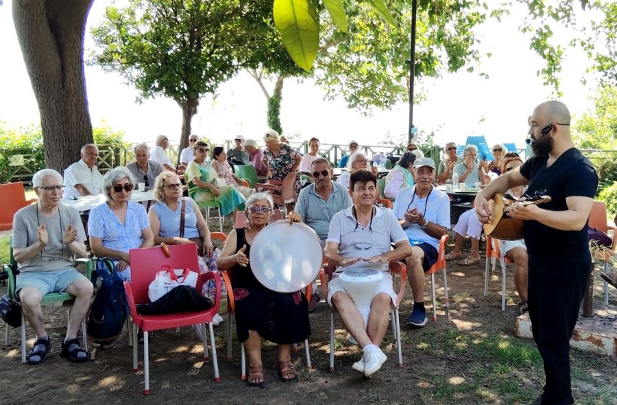 Muratpaşa’da Yaşlılar Türkülerle Buluşuyor