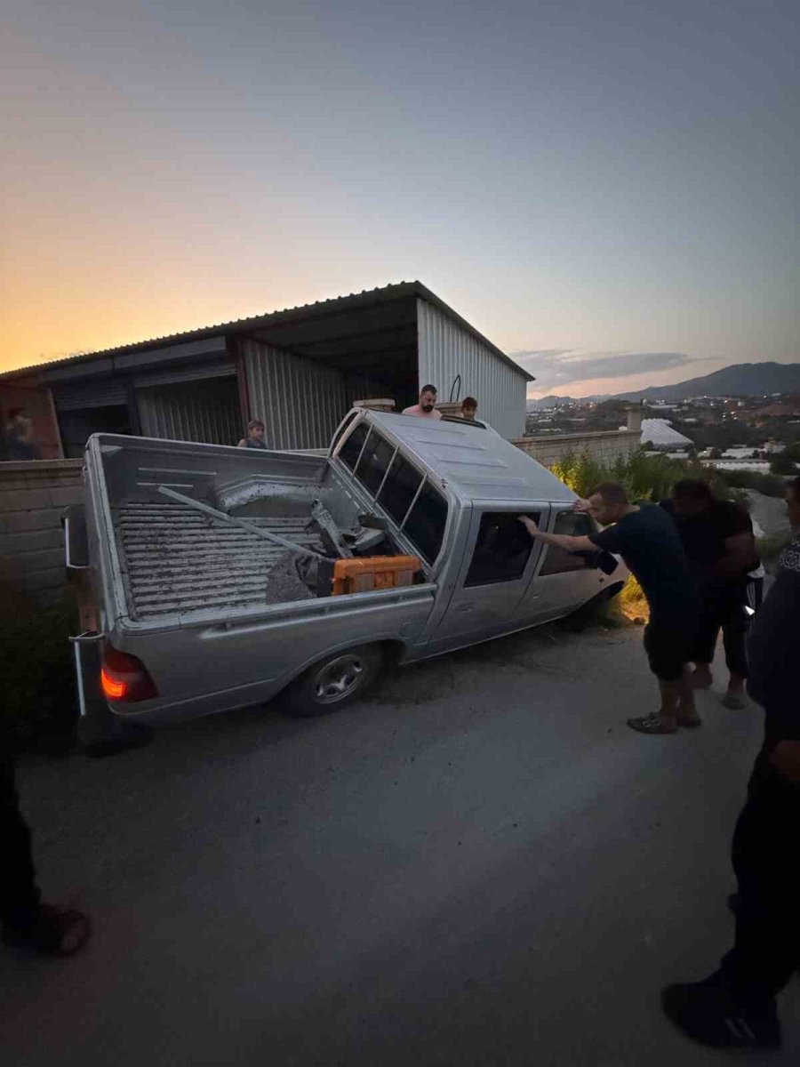 Alanya’da Otomobil İle Kamyonet Çarpıştı: 2 Yaralı