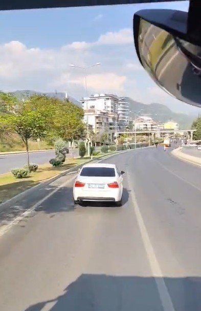 Alanya’da İtfaiyeye Yol Vermeyen Sürücü Cep Telefonu Kamerasında