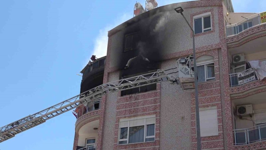 Antalya’da Dairede Çıkan Yangında 1’i Bebek 5 Kişi Dumandan Etkilendi