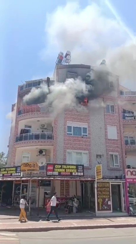 Antalya’da Dairede Çıkan Yangında 1’i Bebek 5 Kişi Dumandan Etkilendi