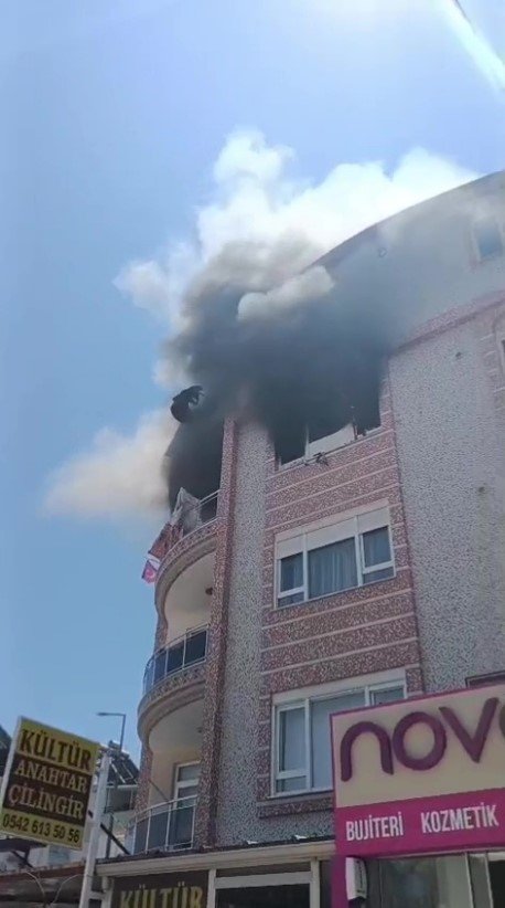 Antalya’da Dairede Çıkan Yangında 1’i Bebek 5 Kişi Dumandan Etkilendi