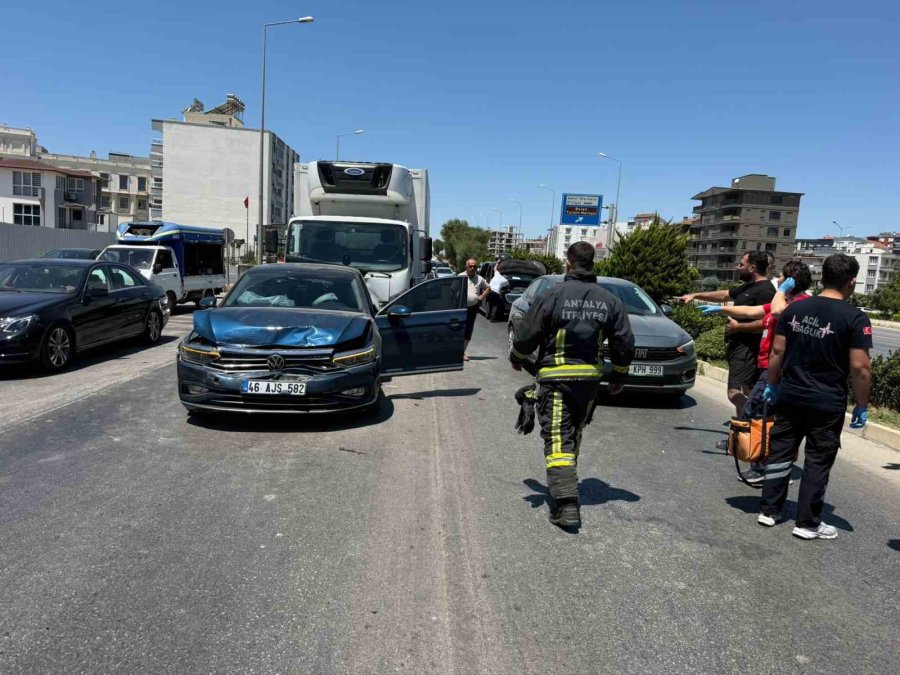 Antalya’da 3 Araçlı Zincirleme Kaza: 2 Yaralı
