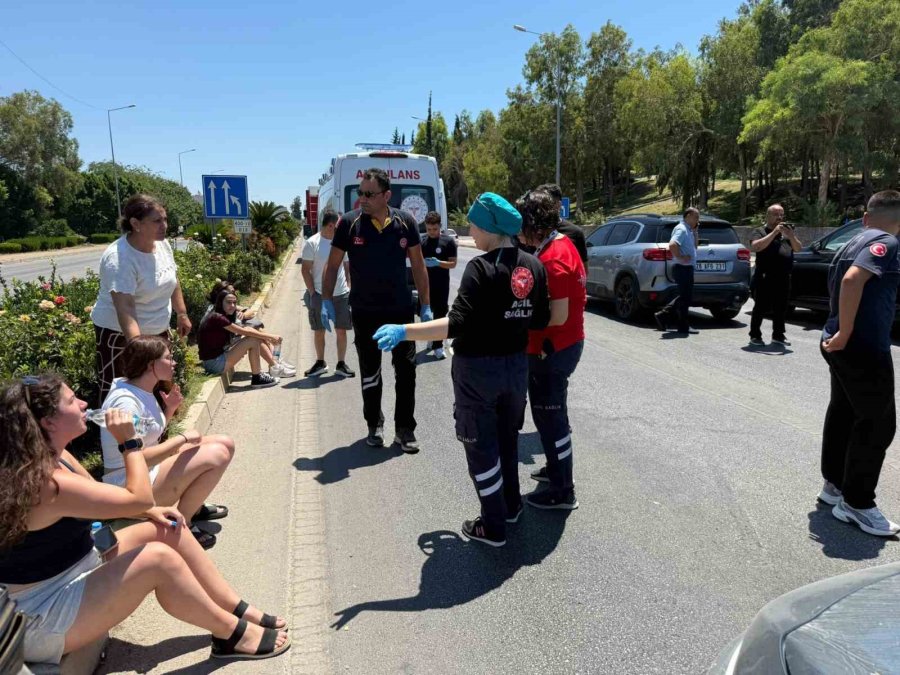 Antalya’da 3 Araçlı Zincirleme Kaza: 2 Yaralı