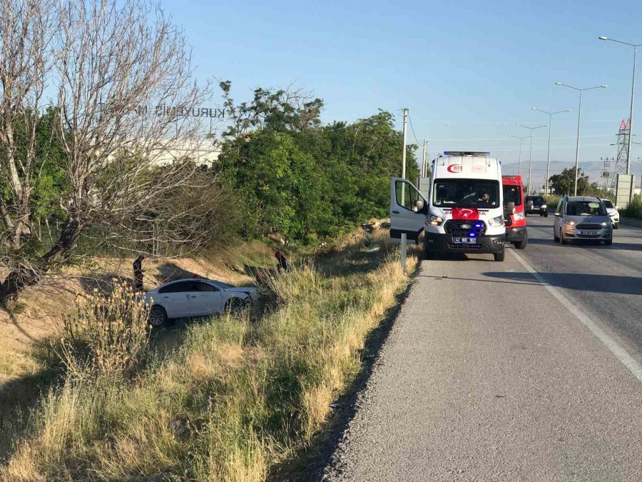 Otomobil Şarampole Yuvarlandı: 1’i Bebek 3 Yaralı