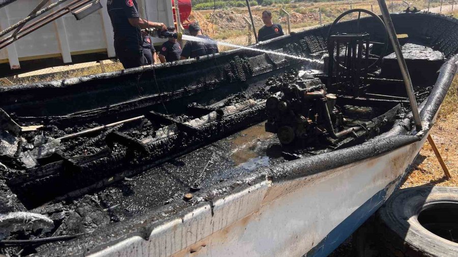 Aksu’da Karaya Çekili Teknedeki Yangın İtfaiye Ekiplerince Söndürüldü