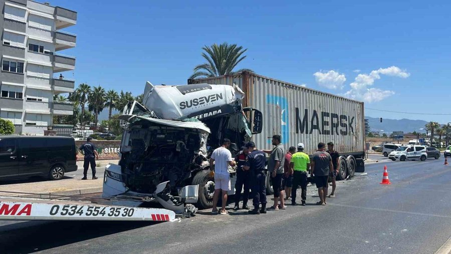 Alanya’da İki Tır Çarpıştı: D-400’de Kilometrelerce Araç Kuyruğu Oluştu