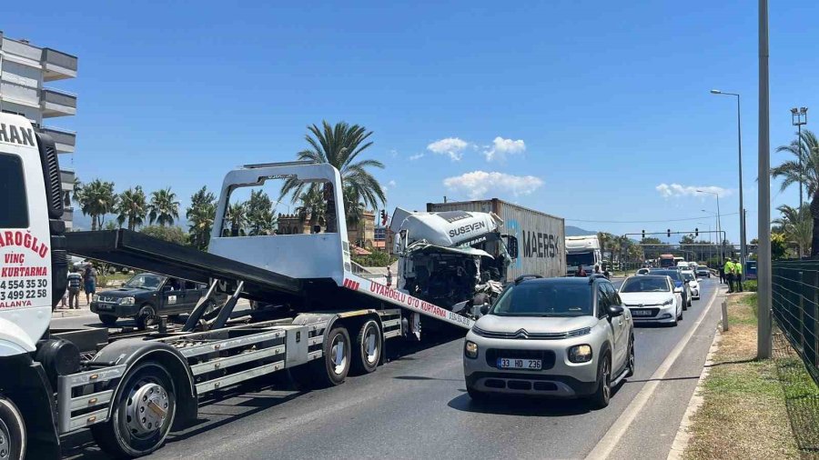 Alanya’da İki Tır Çarpıştı: D-400’de Kilometrelerce Araç Kuyruğu Oluştu