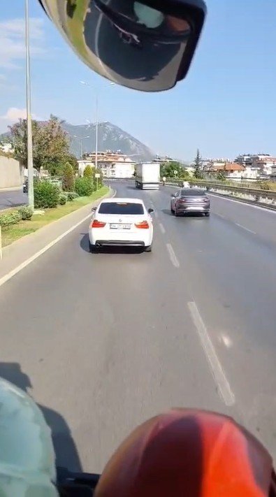 Alanya’da İtfaiyeye Yol Vermeyen Otomobil Sürücüsüne 46 Bin Tl Ceza