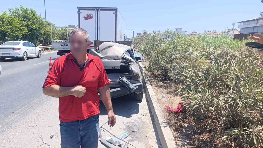 Kamyonun Çarptığı Fiat Tofaş Hurdaya Döndü: Camdan Dışarı Atlayan Sürücü Hafif Yaralı Olarak Kurtuldu