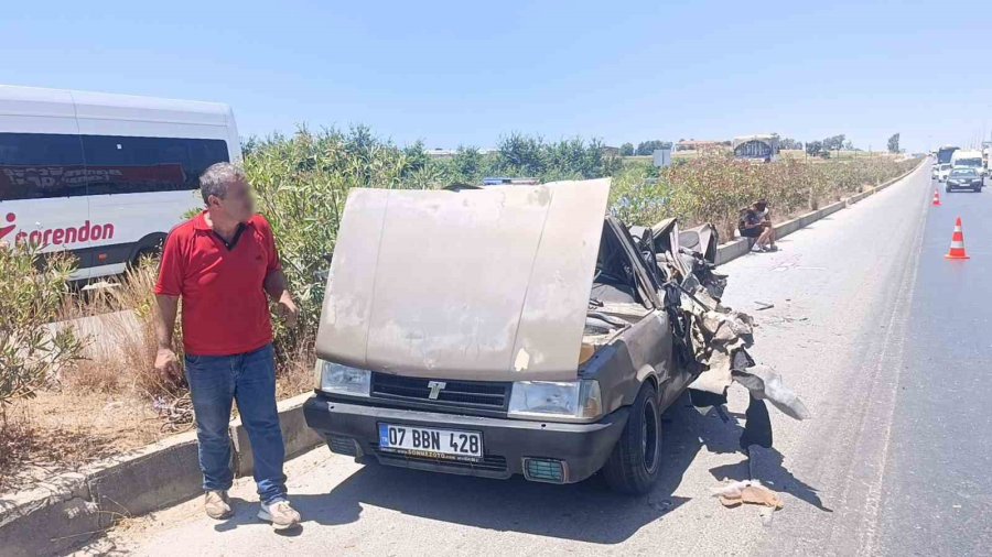 Kamyonun Çarptığı Fiat Tofaş Hurdaya Döndü: Camdan Dışarı Atlayan Sürücü Hafif Yaralı Olarak Kurtuldu