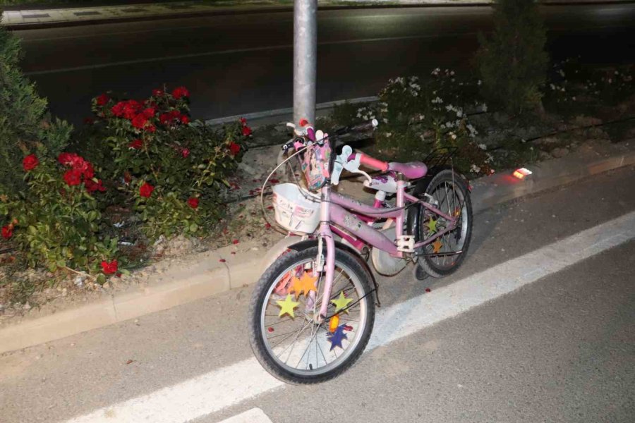 Otomobile Çarpan Motosikletin Sürücüsü Ağır Yaralandı: Kaza Kameraya Yansıdı