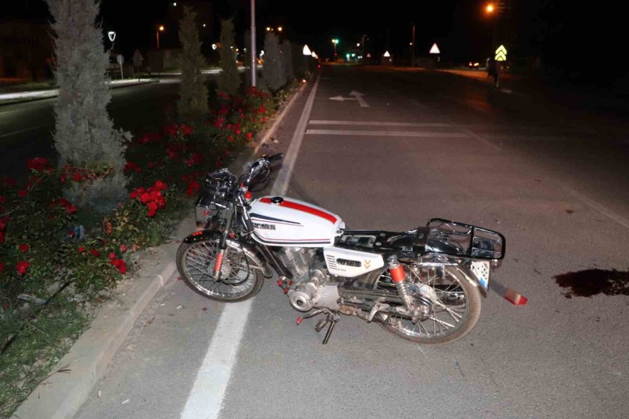 Otomobile Çarpan Motosikletin Sürücüsü Ağır Yaralandı: Kaza Kameraya Yansıdı