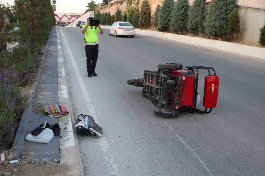 Karaman’da Otomobilin Çarptığı Elektrikli Bisikletin Sürücüsü Ağır Yaralandı