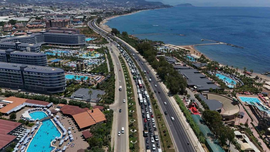 Alanya’da İki Tır Çarpıştı: D-400’de Kilometrelerce Araç Kuyruğu Oluştu