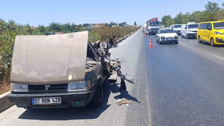 Kamyonun Çarptığı Fiat Tofaş Hurdaya Döndü: Camdan Dışarı Atlayan Sürücü Hafif Yaralı Olarak Kurtuldu