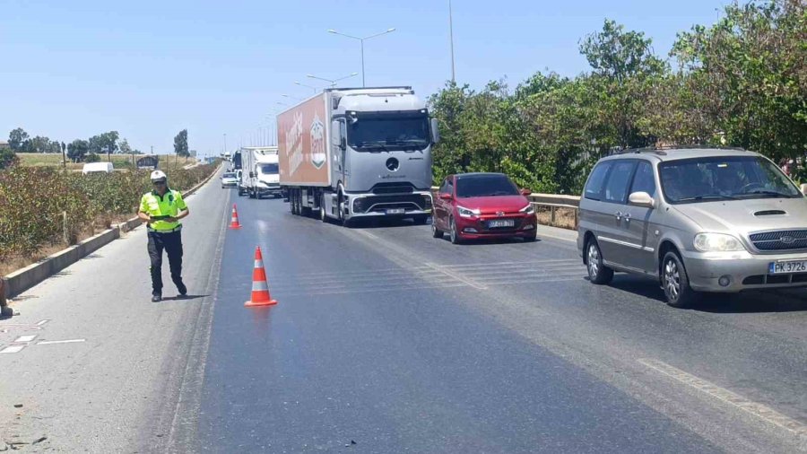 Kamyonun Çarptığı Fiat Tofaş Hurdaya Döndü: Camdan Dışarı Atlayan Sürücü Hafif Yaralı Olarak Kurtuldu