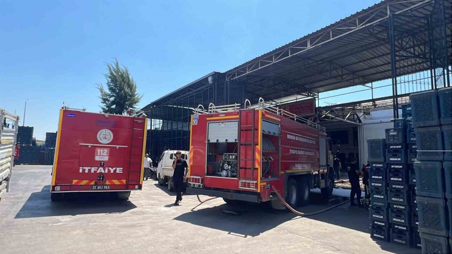 Mersin’de Sebze Ve Meyve Halinde Depo Yangını