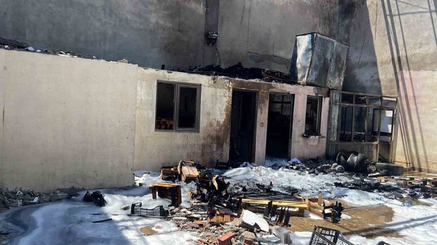 Mersin’de Sebze Ve Meyve Halinde Depo Yangını