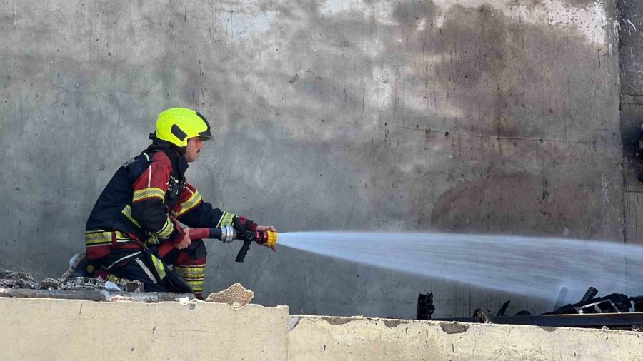 Mersin’de Sebze Ve Meyve Halinde Depo Yangını